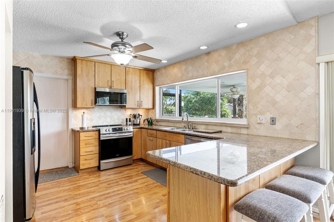 待售: $699,000 (4 贝兹, 2 浴室, 1565 平方英尺)