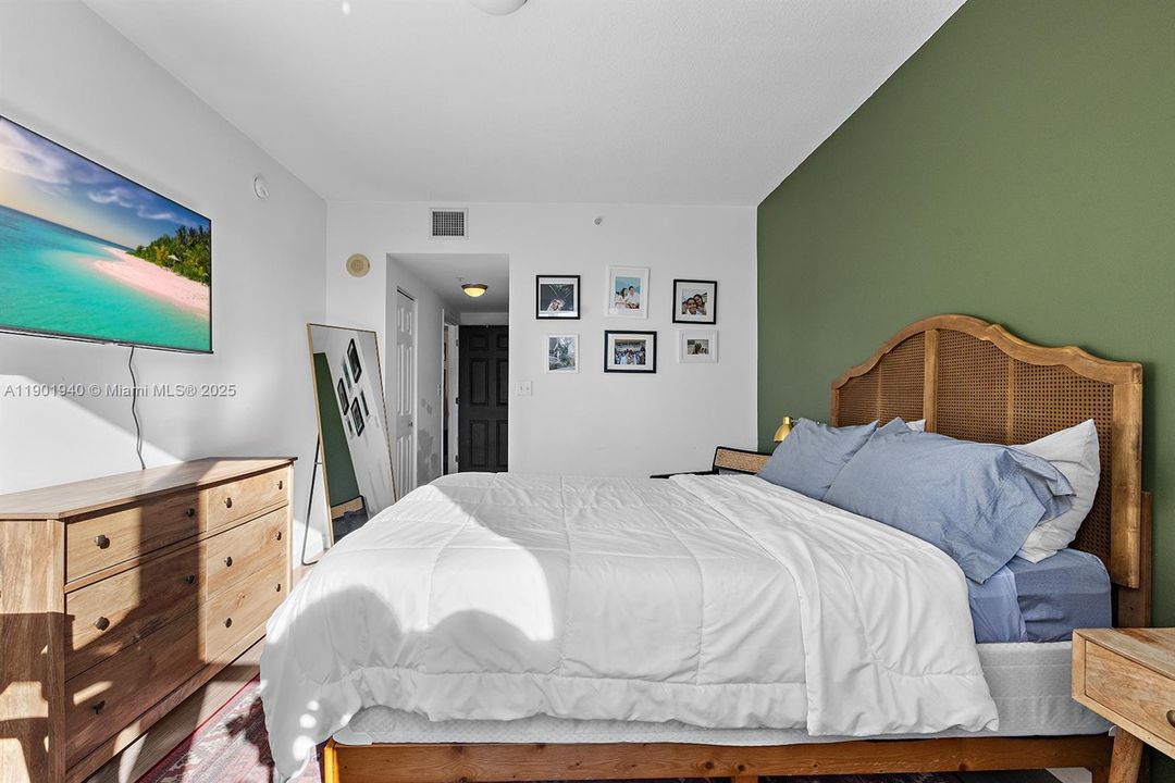 Active With Contract: $3,200 (2 beds, 1 baths, 977 Square Feet)