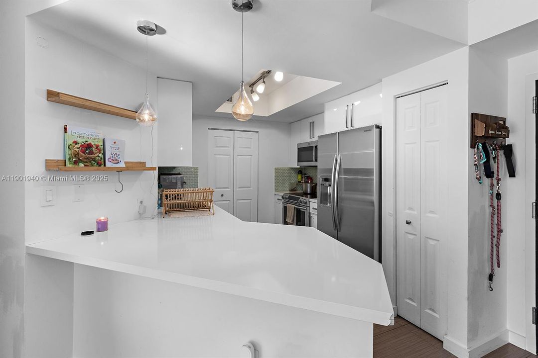 Active With Contract: $3,200 (2 beds, 1 baths, 977 Square Feet)