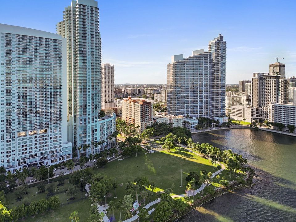 Active With Contract: $3,200 (2 beds, 1 baths, 977 Square Feet)