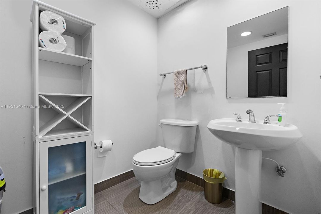 Active With Contract: $3,200 (2 beds, 1 baths, 977 Square Feet)