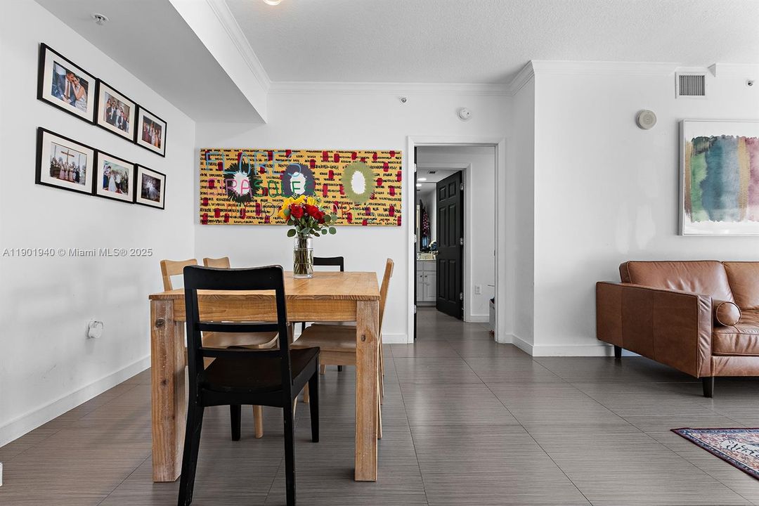 Active With Contract: $3,200 (2 beds, 1 baths, 977 Square Feet)