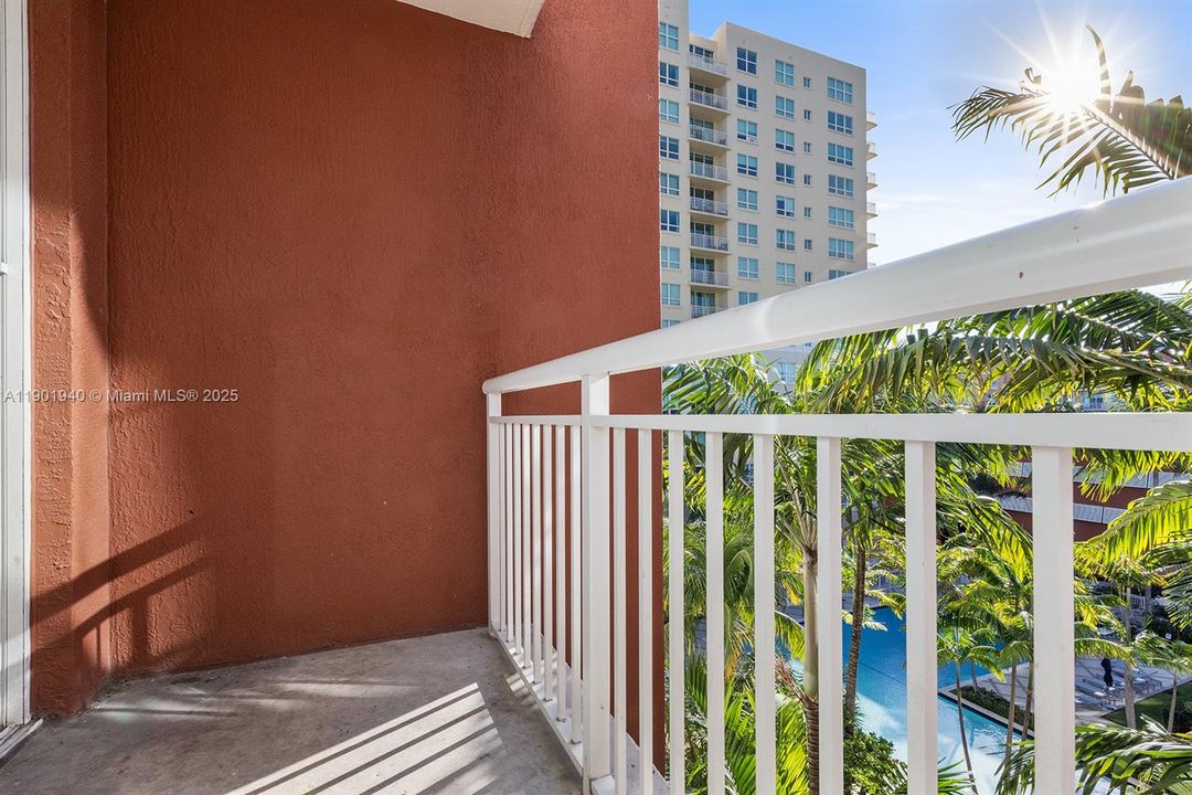Active With Contract: $3,200 (2 beds, 1 baths, 977 Square Feet)