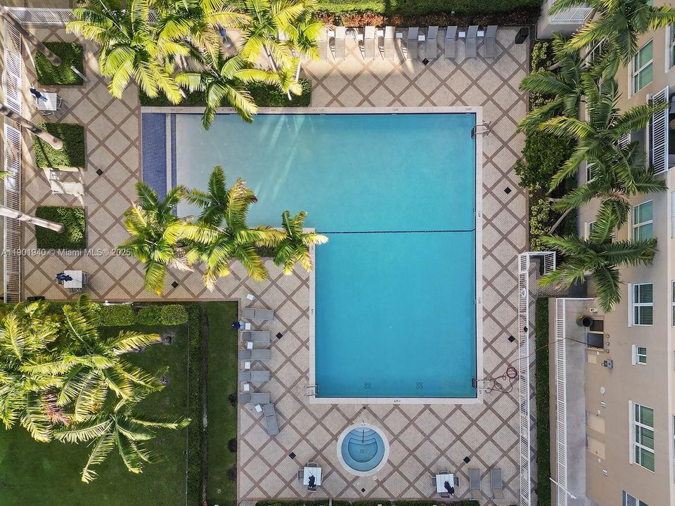 Active With Contract: $3,200 (2 beds, 1 baths, 977 Square Feet)