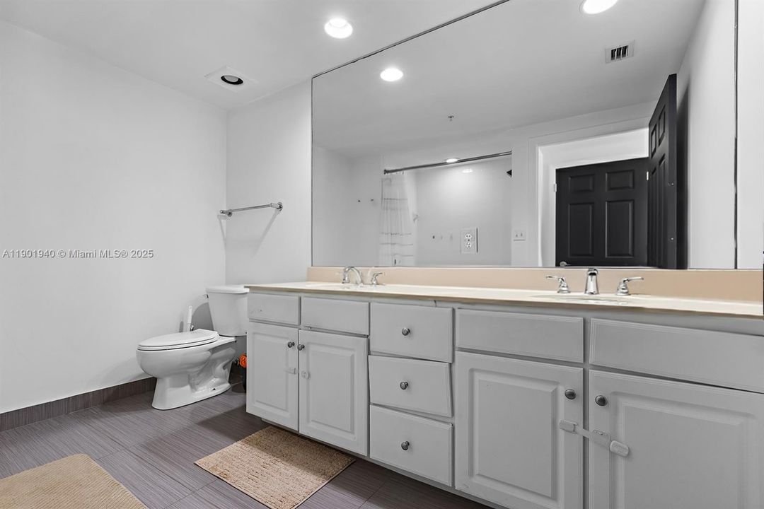 Active With Contract: $3,200 (2 beds, 1 baths, 977 Square Feet)