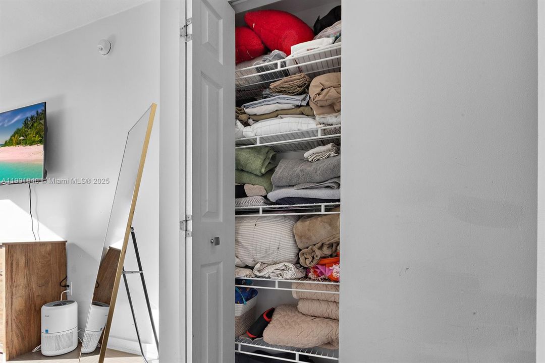 Active With Contract: $3,200 (2 beds, 1 baths, 977 Square Feet)