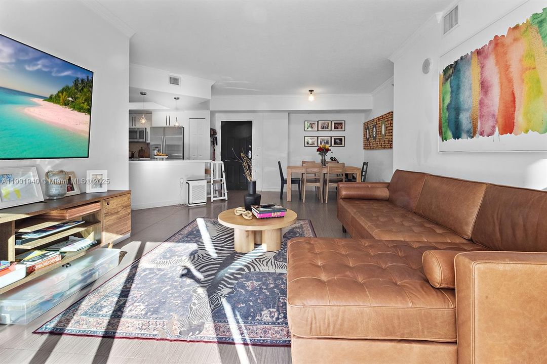 Active With Contract: $3,200 (2 beds, 1 baths, 977 Square Feet)