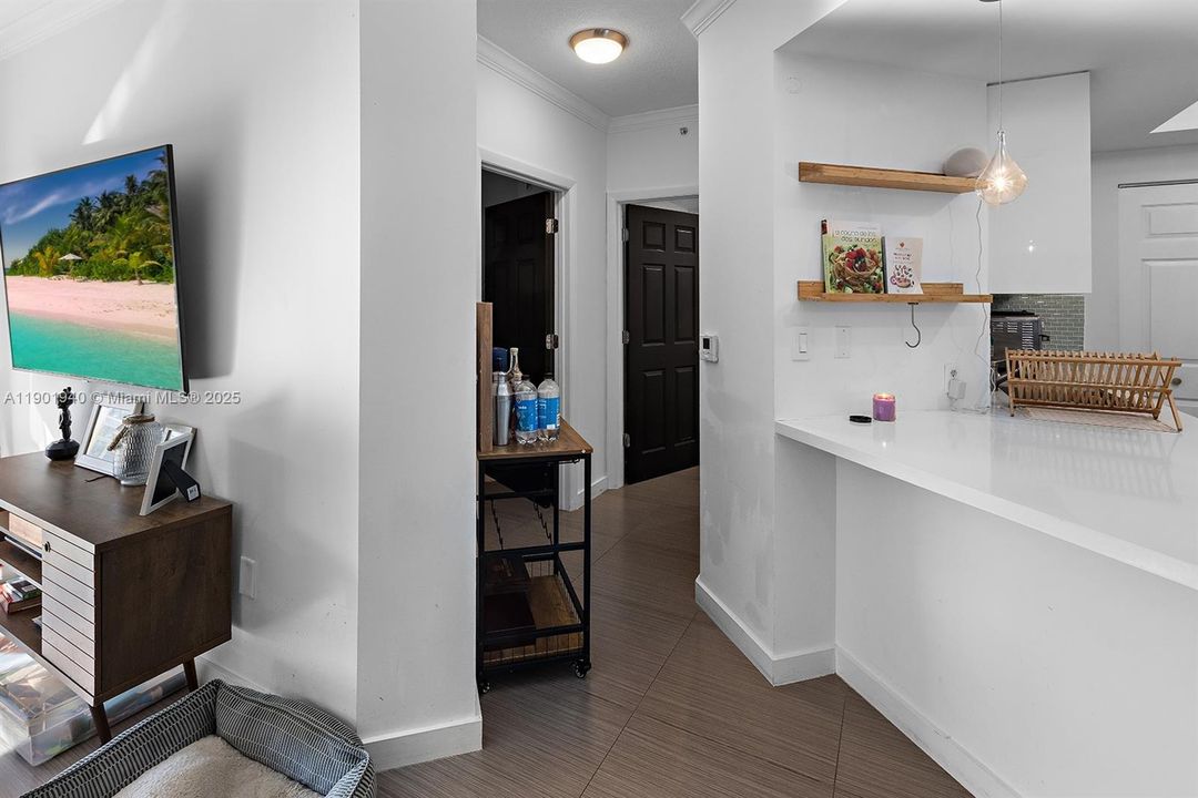 Active With Contract: $3,200 (2 beds, 1 baths, 977 Square Feet)