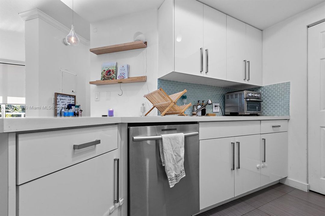 Active With Contract: $3,200 (2 beds, 1 baths, 977 Square Feet)