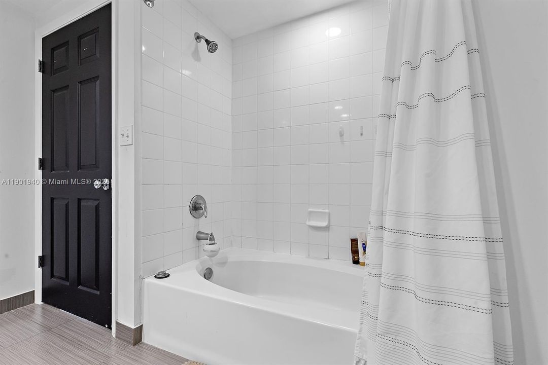 Active With Contract: $3,200 (2 beds, 1 baths, 977 Square Feet)