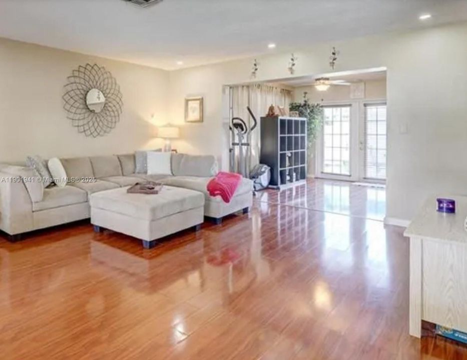 合同活跃: $499,000 (2 贝兹, 2 浴室, 1560 平方英尺)