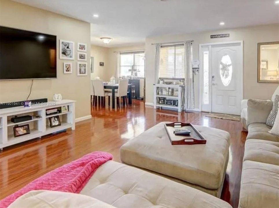 合同活跃: $499,000 (2 贝兹, 2 浴室, 1560 平方英尺)