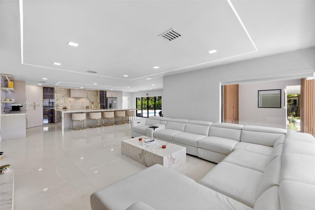 На продажу: $2,700,000 (4 спален, 2 ванн, 2676 Квадратных фут)