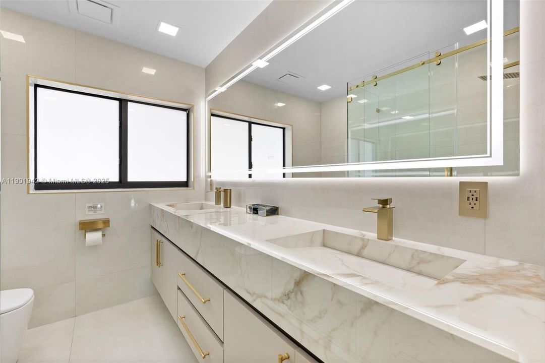 На продажу: $2,700,000 (4 спален, 2 ванн, 2676 Квадратных фут)