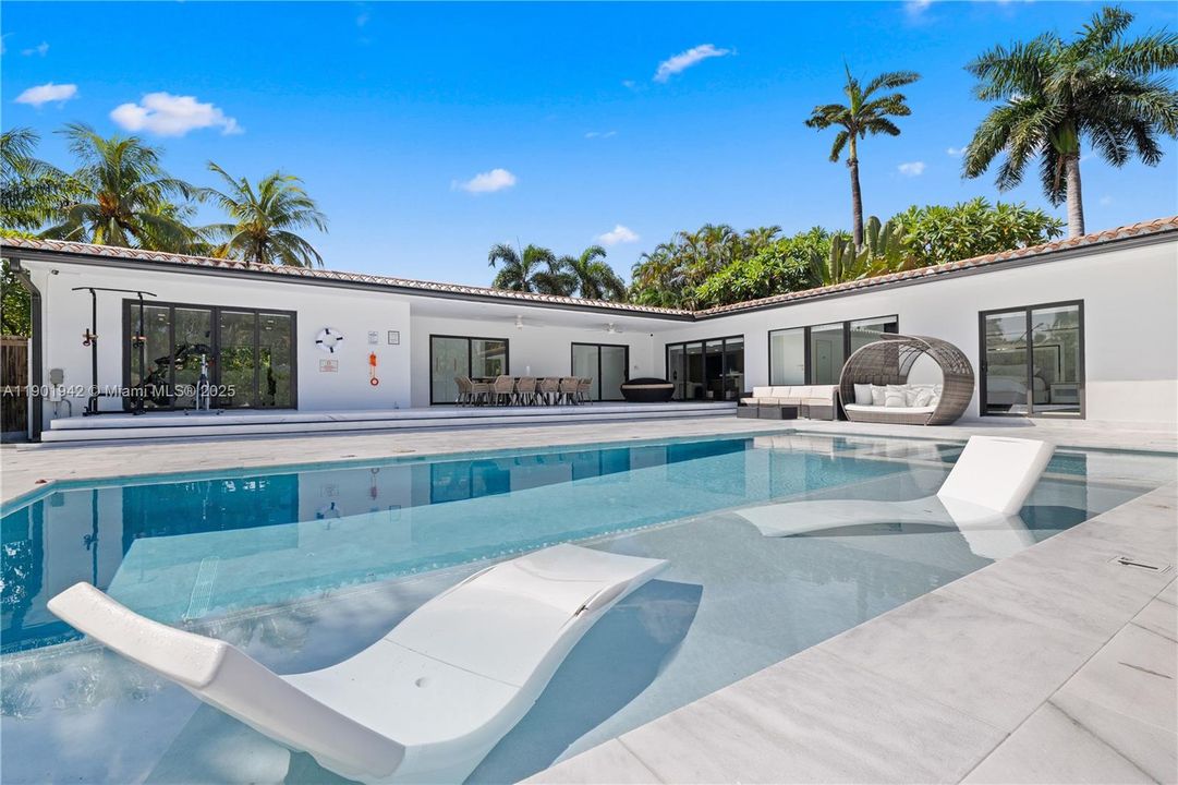 На продажу: $2,700,000 (4 спален, 2 ванн, 2676 Квадратных фут)