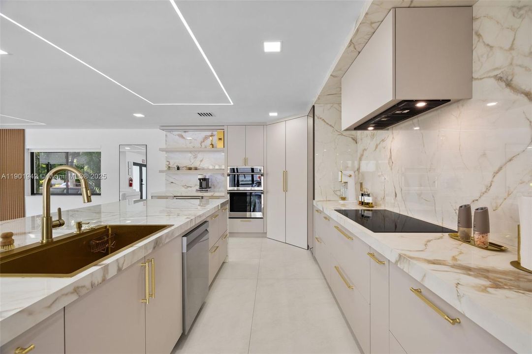 На продажу: $2,700,000 (4 спален, 2 ванн, 2676 Квадратных фут)