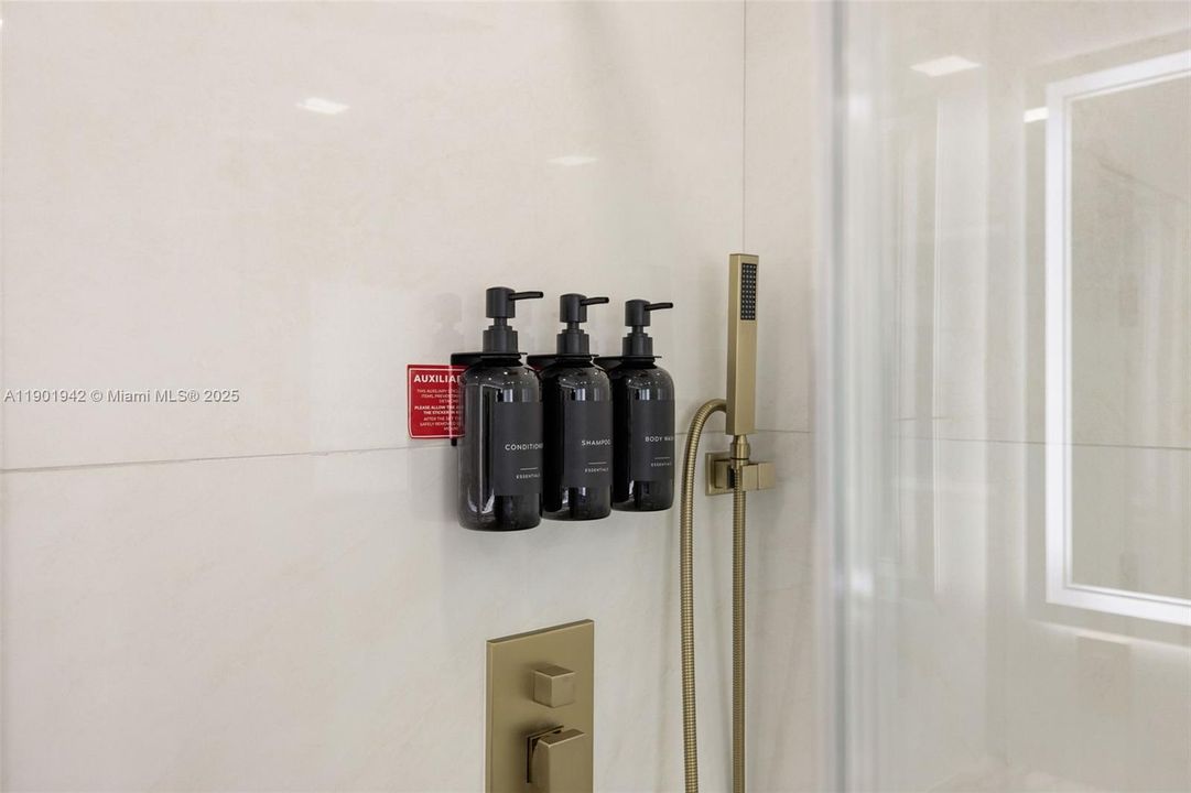 На продажу: $2,700,000 (4 спален, 2 ванн, 2676 Квадратных фут)