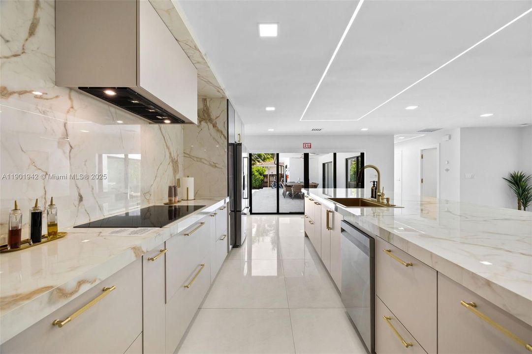 На продажу: $2,700,000 (4 спален, 2 ванн, 2676 Квадратных фут)