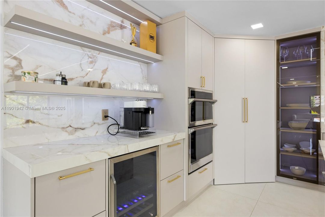 На продажу: $2,700,000 (4 спален, 2 ванн, 2676 Квадратных фут)