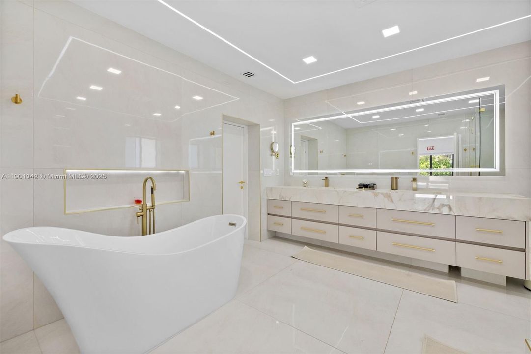 На продажу: $2,700,000 (4 спален, 2 ванн, 2676 Квадратных фут)