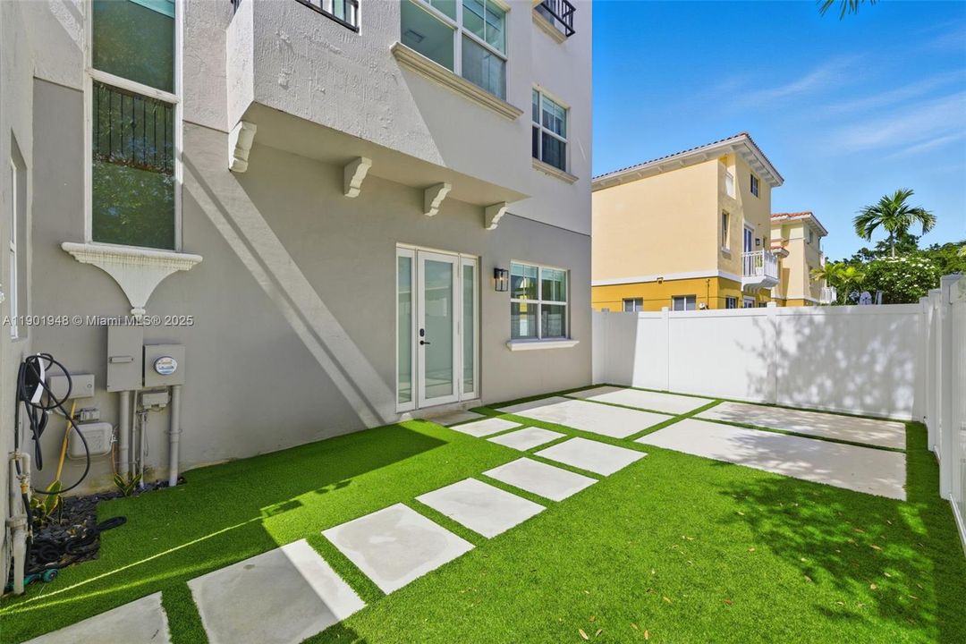 For Sale: $919,000 (3 beds, 3 baths, 2063 Square Feet)