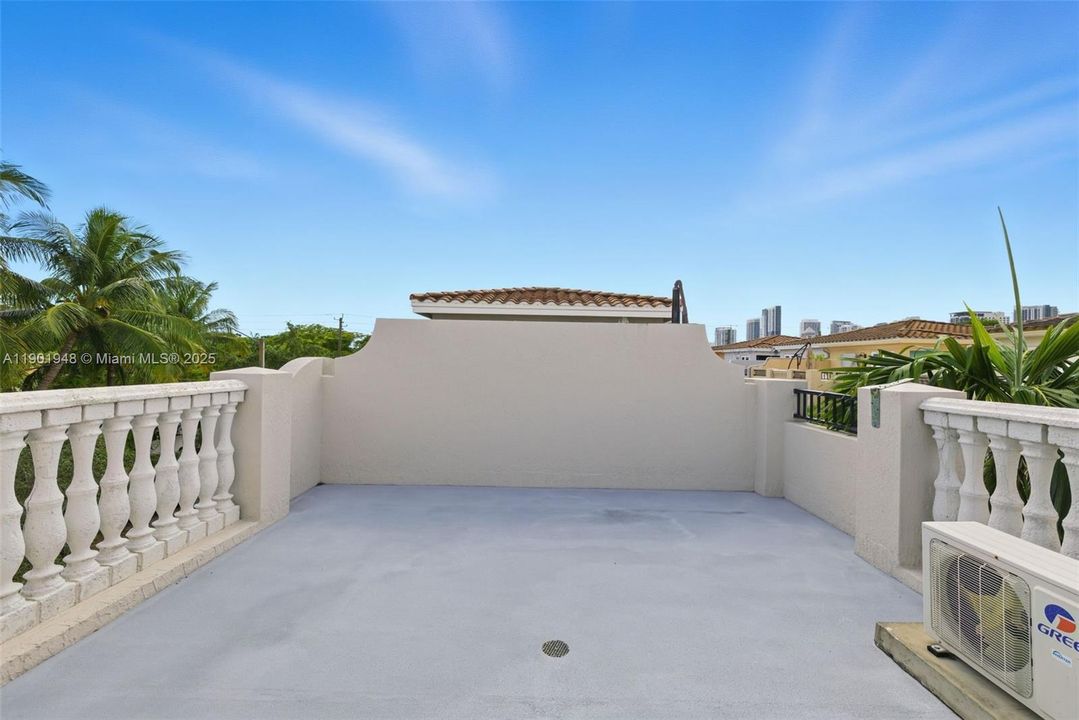 For Sale: $919,000 (3 beds, 3 baths, 2063 Square Feet)