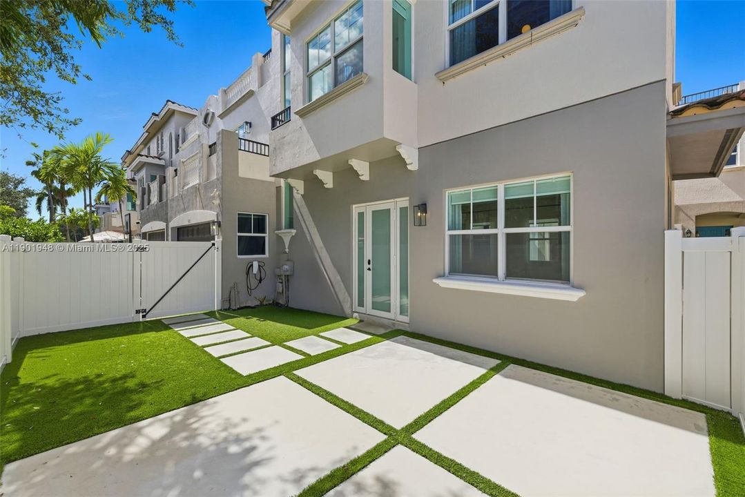 For Sale: $919,000 (3 beds, 3 baths, 2063 Square Feet)