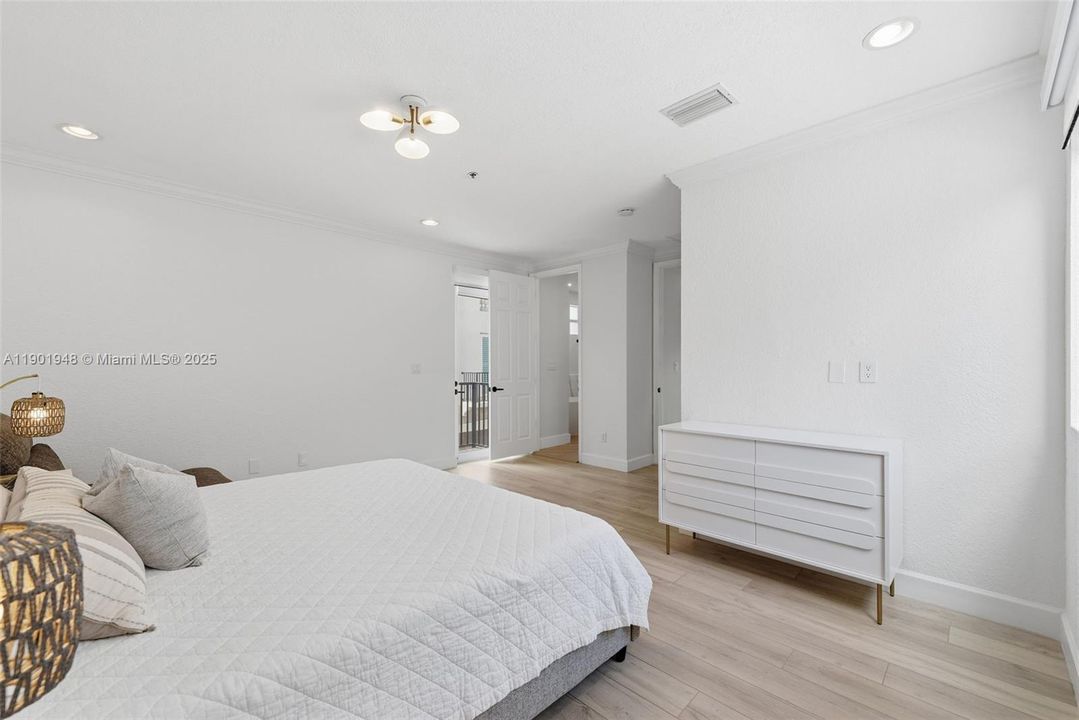 For Sale: $919,000 (3 beds, 3 baths, 2063 Square Feet)