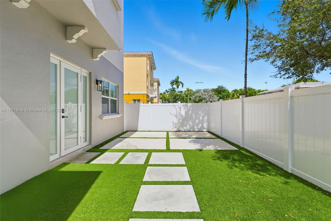 For Sale: $919,000 (3 beds, 3 baths, 2063 Square Feet)