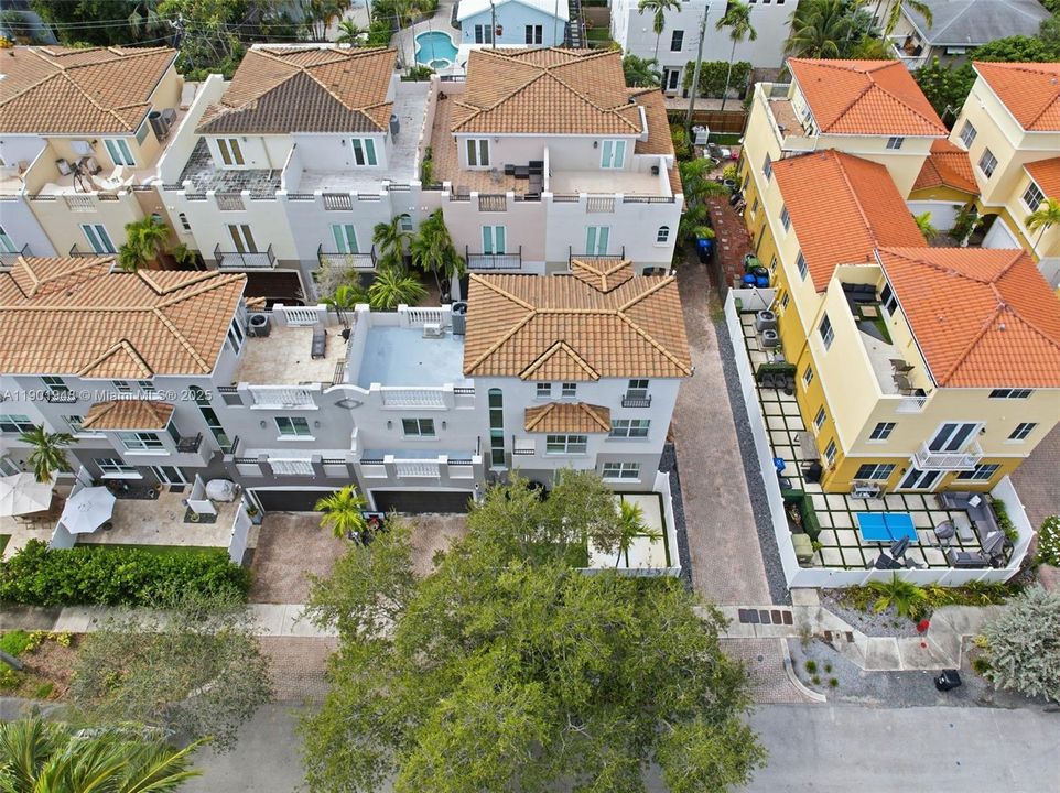 For Sale: $919,000 (3 beds, 3 baths, 2063 Square Feet)