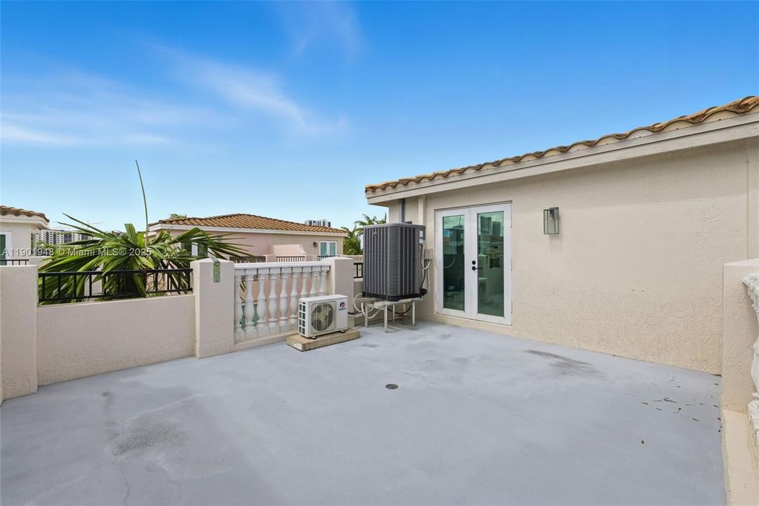 For Sale: $919,000 (3 beds, 3 baths, 2063 Square Feet)