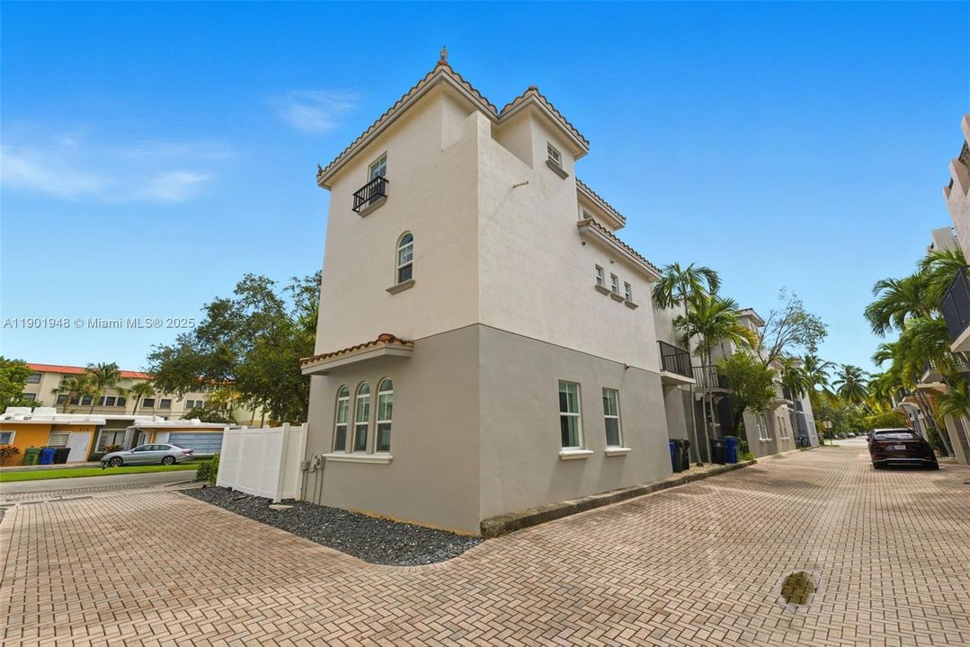 For Sale: $919,000 (3 beds, 3 baths, 2063 Square Feet)