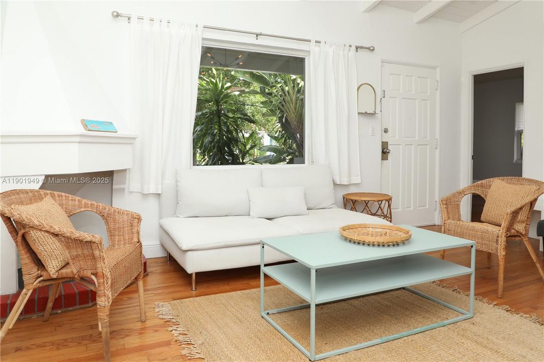 For Rent: $4,500 (3 beds, 2 baths, 1280 Square Feet)