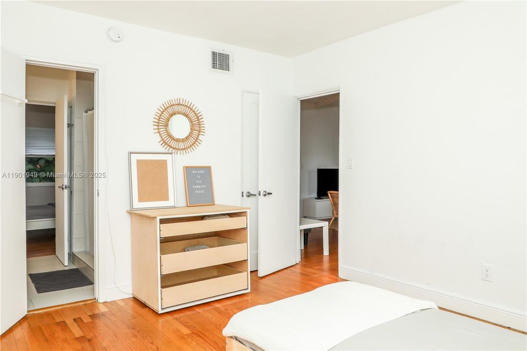 For Rent: $4,500 (3 beds, 2 baths, 1280 Square Feet)