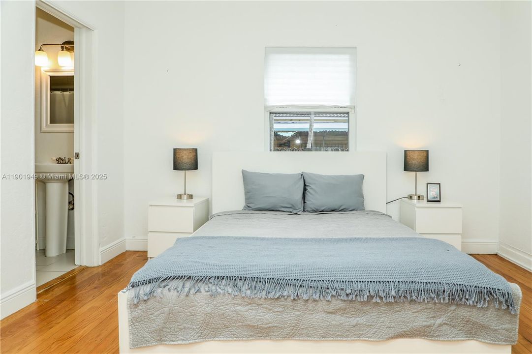 For Rent: $4,500 (3 beds, 2 baths, 1280 Square Feet)