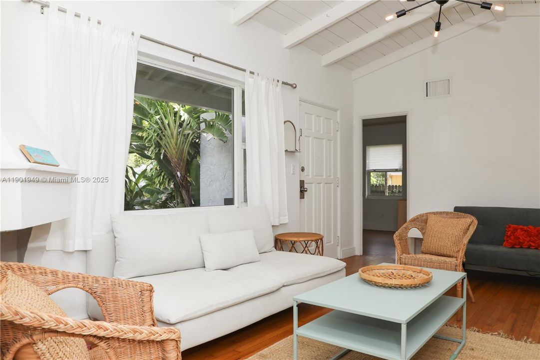 For Rent: $4,500 (3 beds, 2 baths, 1280 Square Feet)