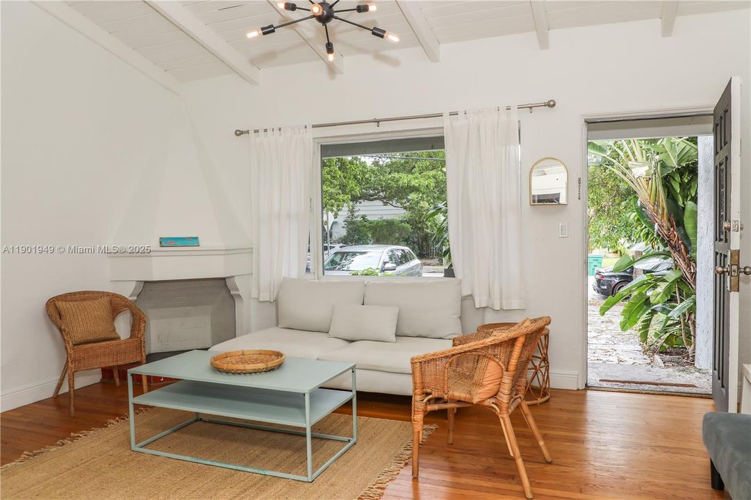 For Rent: $4,500 (3 beds, 2 baths, 1280 Square Feet)