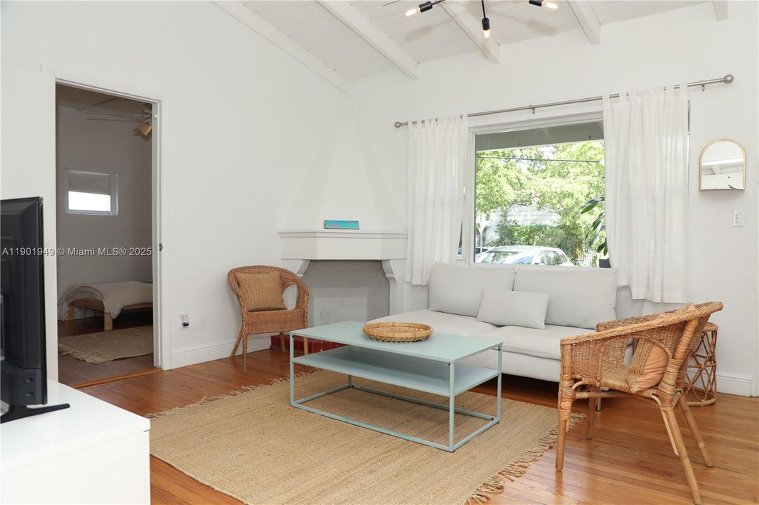 For Rent: $4,500 (3 beds, 2 baths, 1280 Square Feet)