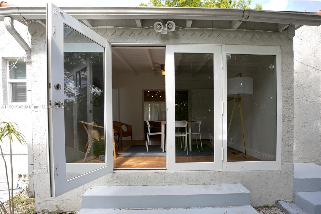 For Rent: $4,500 (3 beds, 2 baths, 1280 Square Feet)