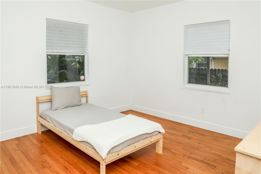 For Rent: $4,500 (3 beds, 2 baths, 1280 Square Feet)