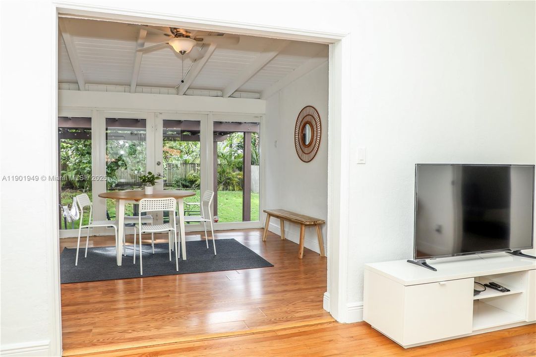 For Rent: $4,500 (3 beds, 2 baths, 1280 Square Feet)