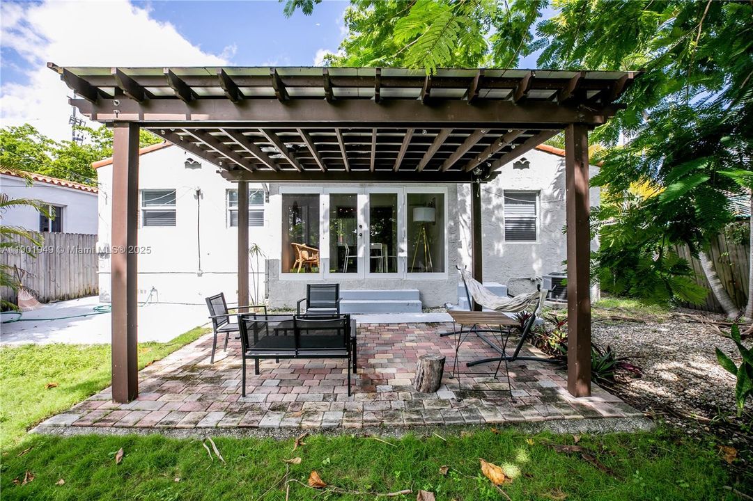 For Rent: $4,500 (3 beds, 2 baths, 1280 Square Feet)