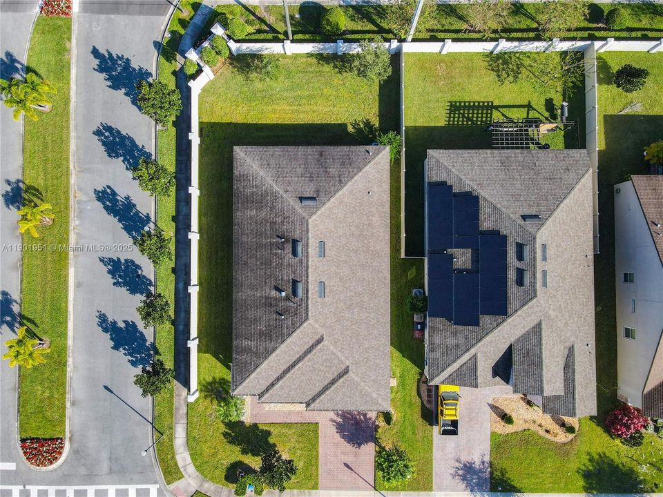 Под контрактом: $399,000 (4 спален, 2 ванн, 2092 Квадратных фут)