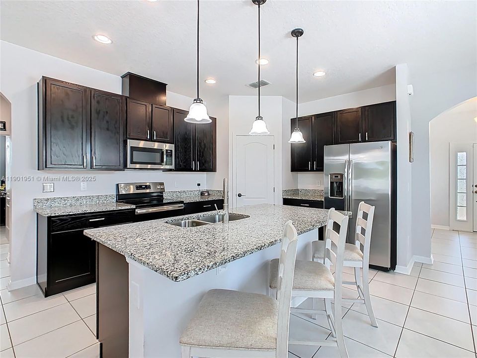 Под контрактом: $399,000 (4 спален, 2 ванн, 2092 Квадратных фут)