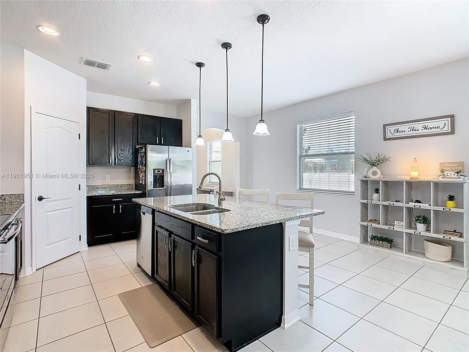 Под контрактом: $399,000 (4 спален, 2 ванн, 2092 Квадратных фут)