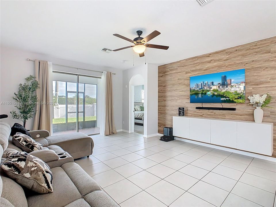 Под контрактом: $399,000 (4 спален, 2 ванн, 2092 Квадратных фут)