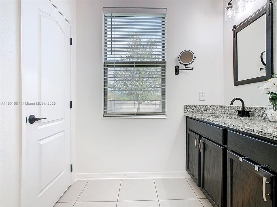 Под контрактом: $399,000 (4 спален, 2 ванн, 2092 Квадратных фут)