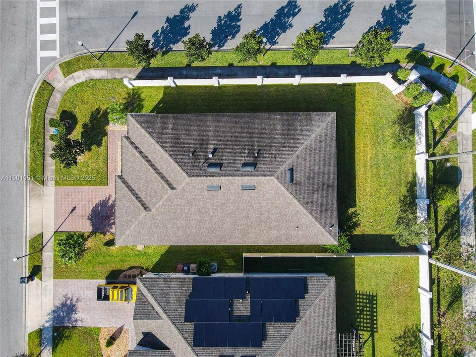 Под контрактом: $399,000 (4 спален, 2 ванн, 2092 Квадратных фут)