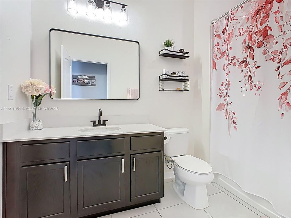 Под контрактом: $399,000 (4 спален, 2 ванн, 2092 Квадратных фут)