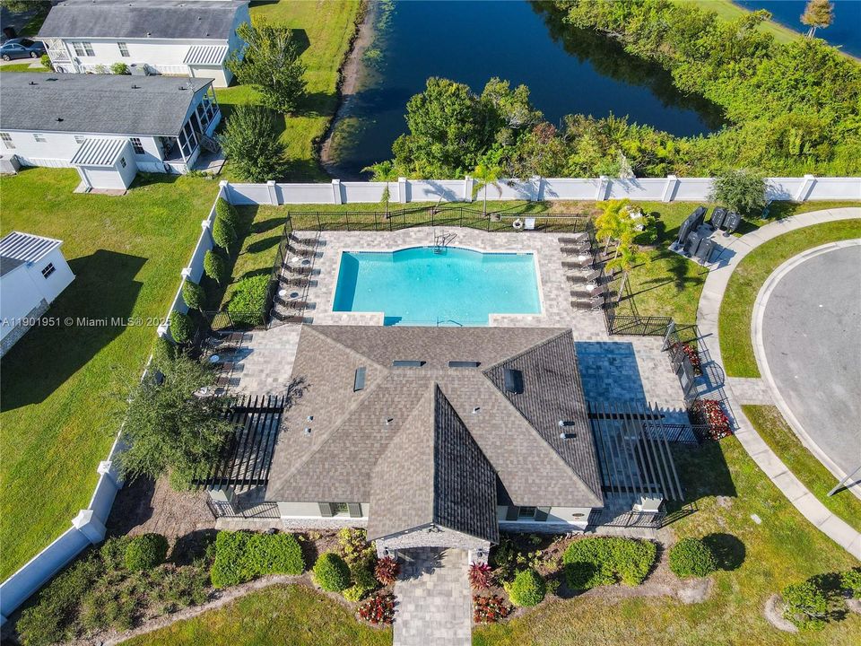 Под контрактом: $399,000 (4 спален, 2 ванн, 2092 Квадратных фут)